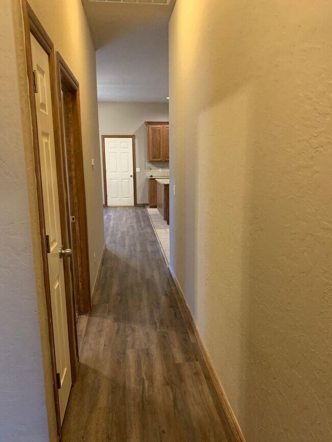 Building Photo - 3 bedroom, 2 bathroom, 2 car garage