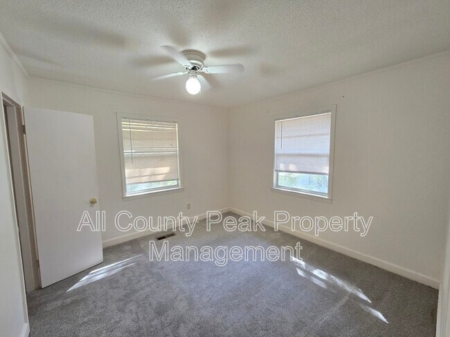 Building Photo - 10 Fountain Cir