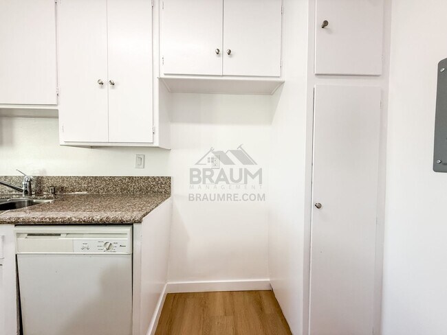 Building Photo - 6041 Whitsett Ave