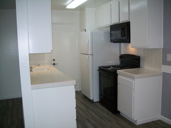 Kitchen - 2445 E Del Mar Blvd