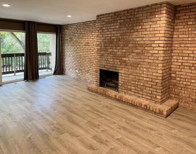 Building Photo - 5600 Hillcrest Ln