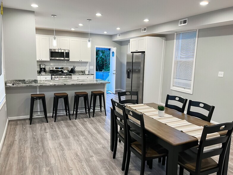 Building Photo - 1701 Spence St