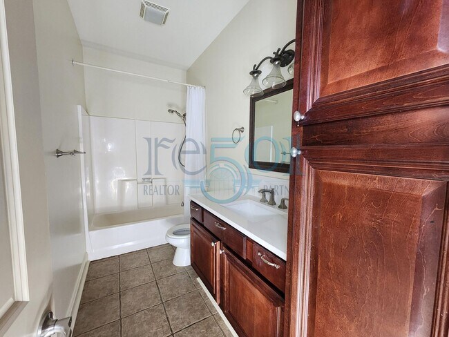 Building Photo - A Beautiful 3BR 2BA Home in WLR