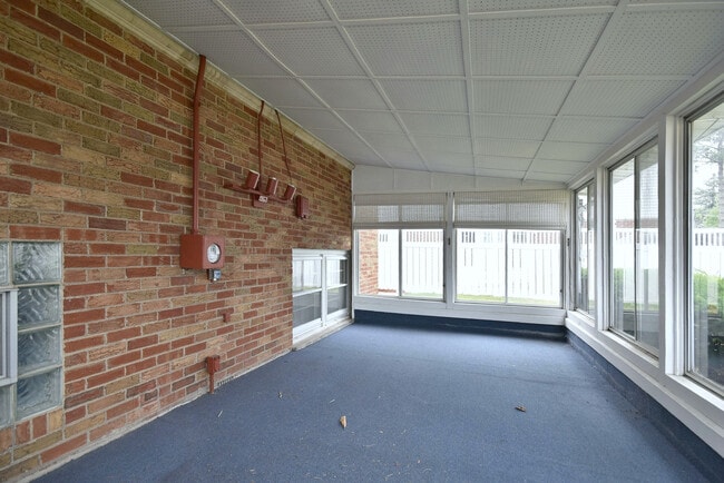 Building Photo - 8006 W Courtland Ave