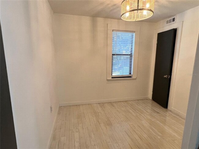 Building Photo - 1314 1/2 E Gore St