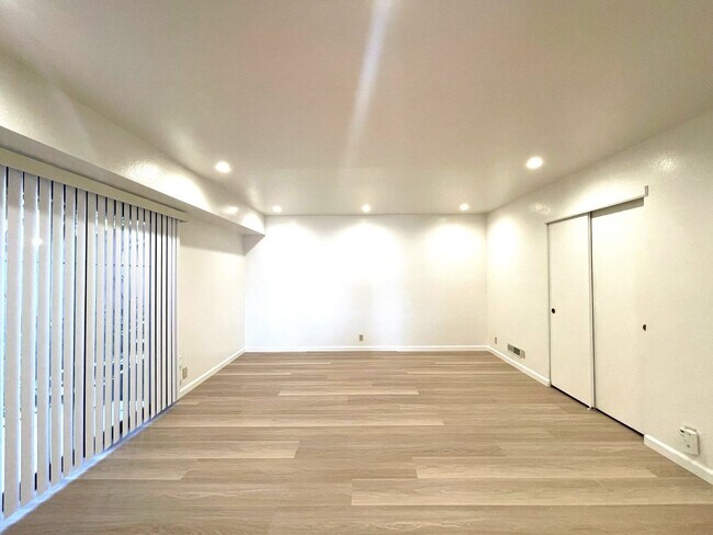 Building Photo - Newly Renovated 4BR / 2.5BA Home with Partial Bay Views.