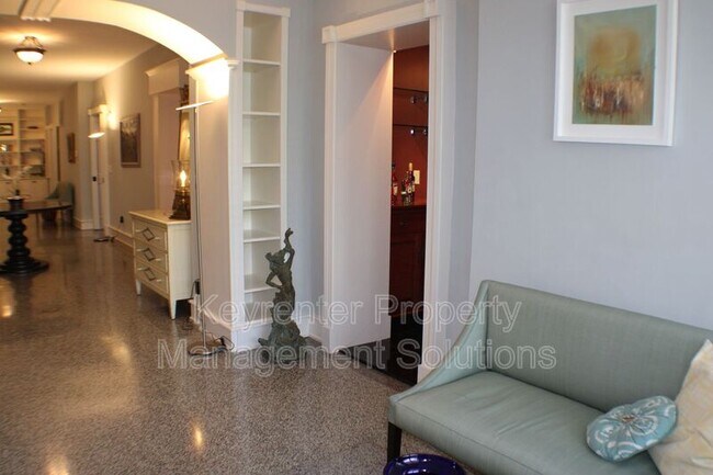 Building Photo - 100 W Village Dr