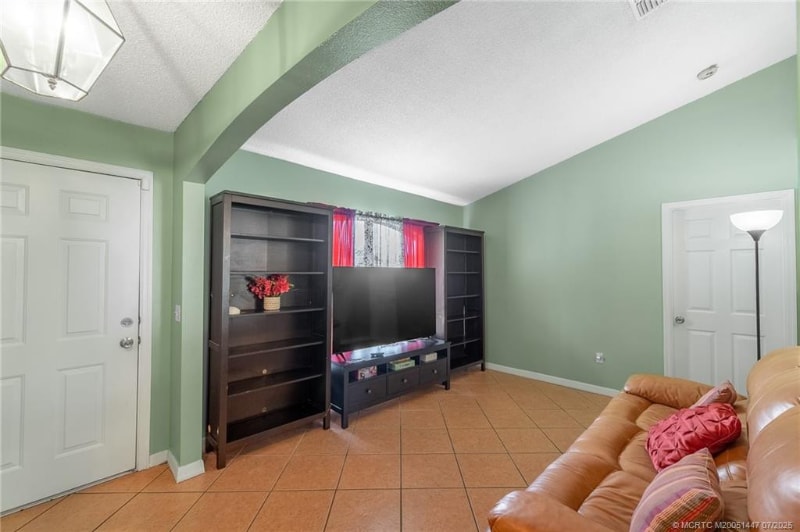 Building Photo - 556 SW Buswell Ave