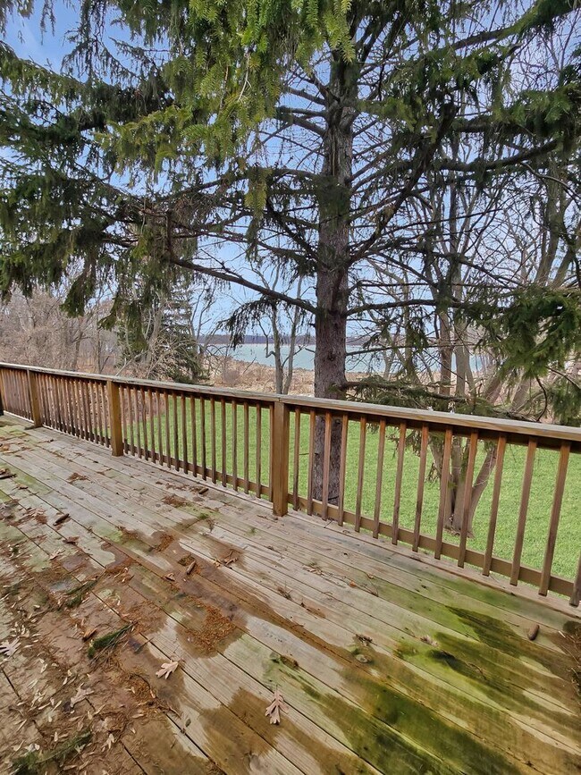 Building Photo - 136 N Lake St