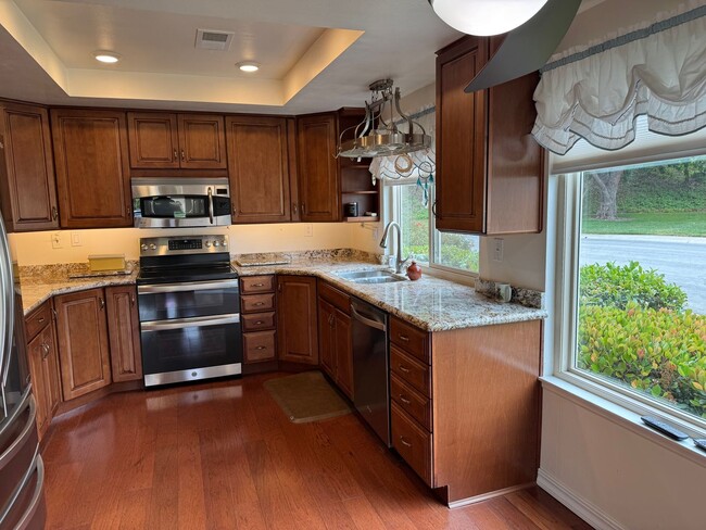 Building Photo - Beautifully updated La Jolla model in Leis...