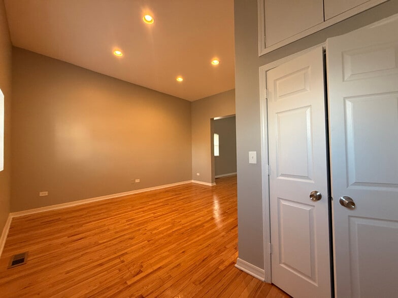 Building Photo - 5906 S La Salle St