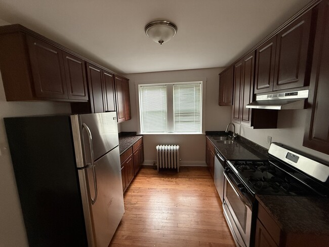 Primary Photo - 5521 W Farragut Ave
