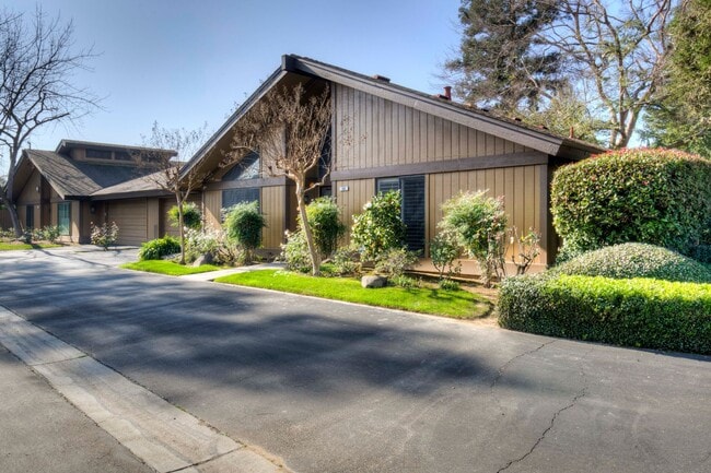 Building Photo - 6260 N Palm Ave