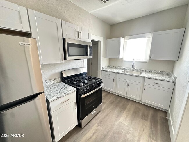 Primary Photo - 2032 W Adams St
