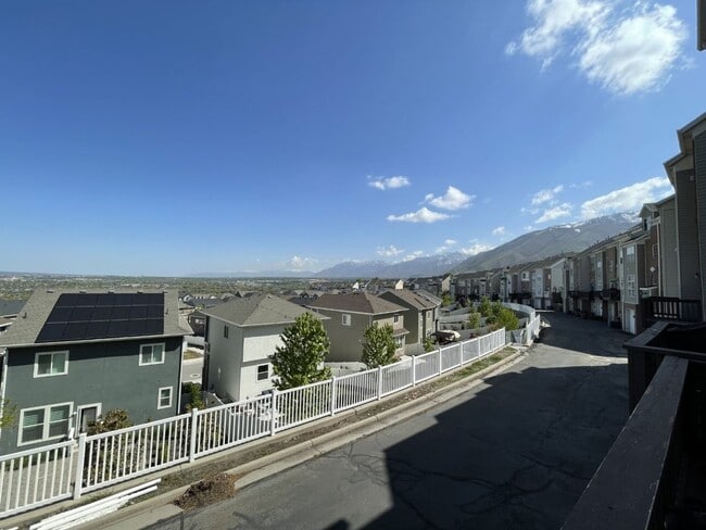Building Photo - Amazing Townhome with Spectacular Views for Rent in Draper!