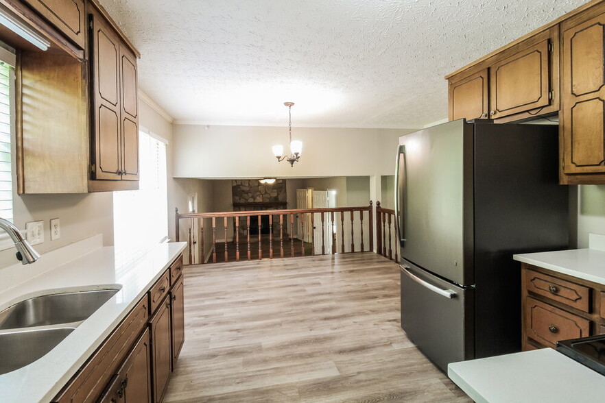 Building Photo - 121 River Trace Ct