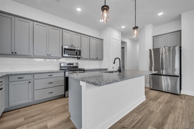 Building Photo - 1535 Park Path Dr