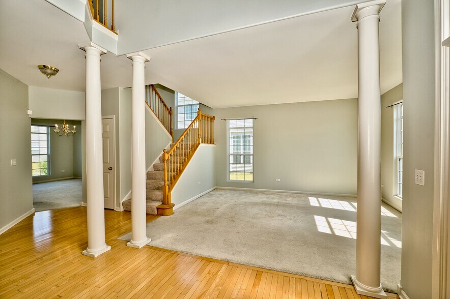 Building Photo - 447 Cardinal Ln