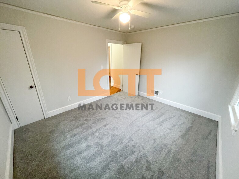 Building Photo - 906 E Lee Rd