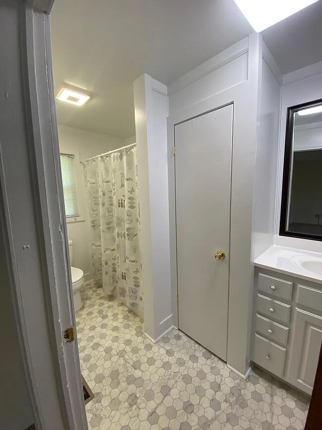 Building Photo - 108 Riverview St