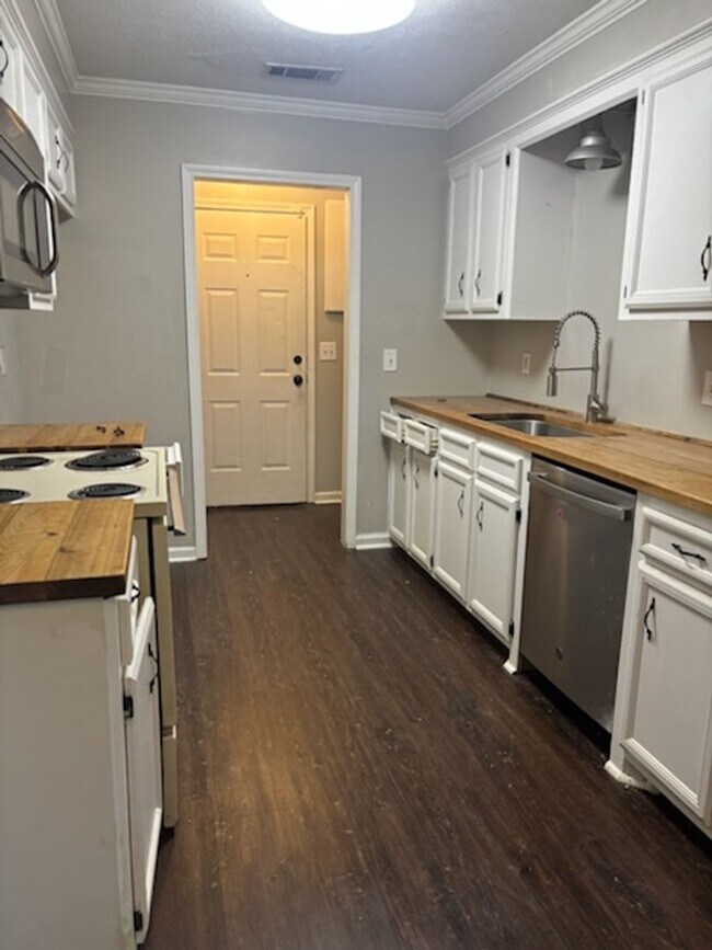 Building Photo - 430 Twisted Oak Cove