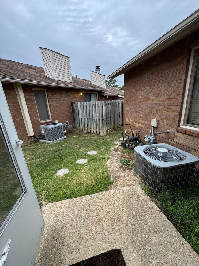 Building Photo - Spacious 2 Bed / 2 Bath Condo in Greenbria...