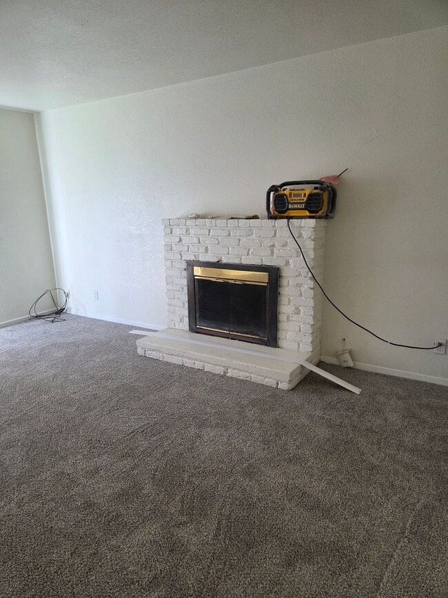 Building Photo - 3 Bedroom 2 Bath Home with Cooler