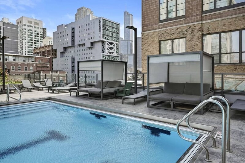 Building Photo - 185 W Superior St