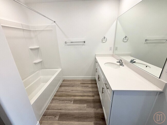 Building Photo - LIKE NEW Home in Long Valley!