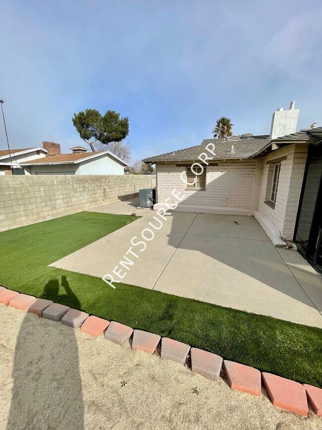 Building Photo - 1022 W Lancaster Blvd