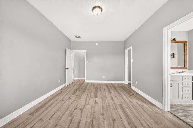 Building Photo - 10515 Evergreen St