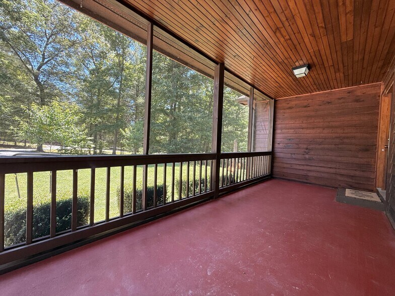 Building Photo - 303 Pine Ln