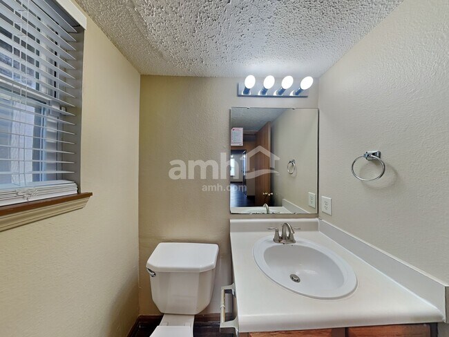 Building Photo - 10525 Kensil St