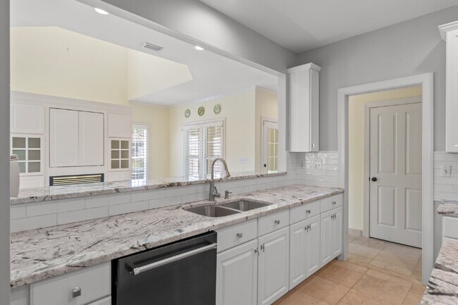 Building Photo - 3 bedroom/ 2.5 bathroom in Destin, FL!