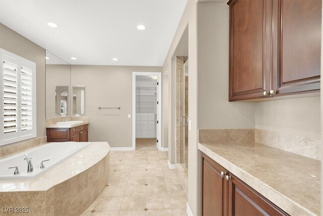 Building Photo - 74 Contrada Fiore Dr
