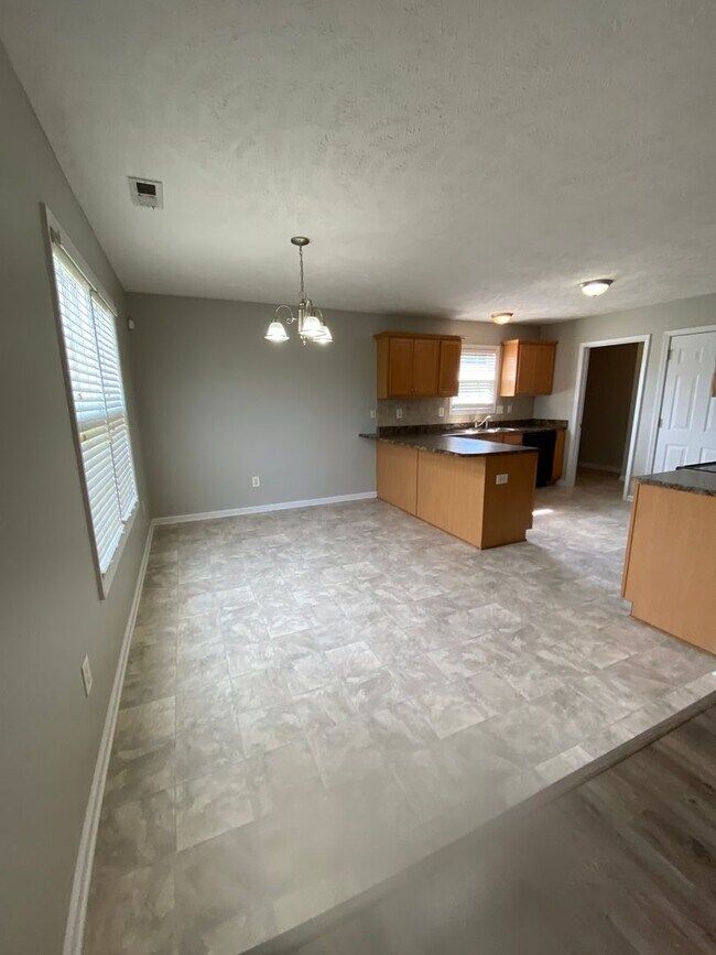 Building Photo - Great Home!  Great Location