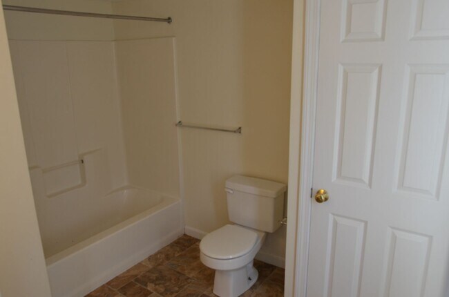 Building Photo - 15-17-17 Peru St