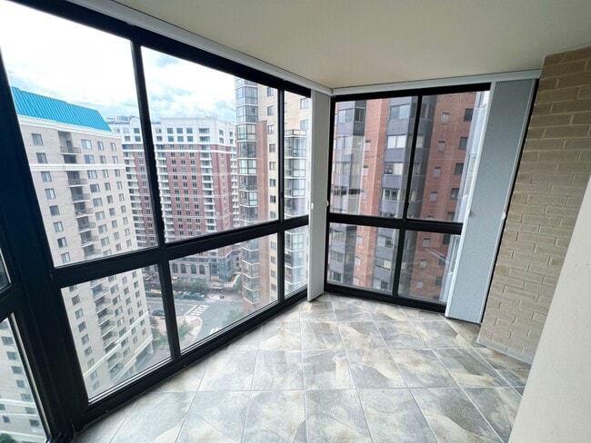 Building Photo - Beautiful And Modern 1 Bed, 1 Bath Condo In Prime Location With High Walk Score In Alta Vista