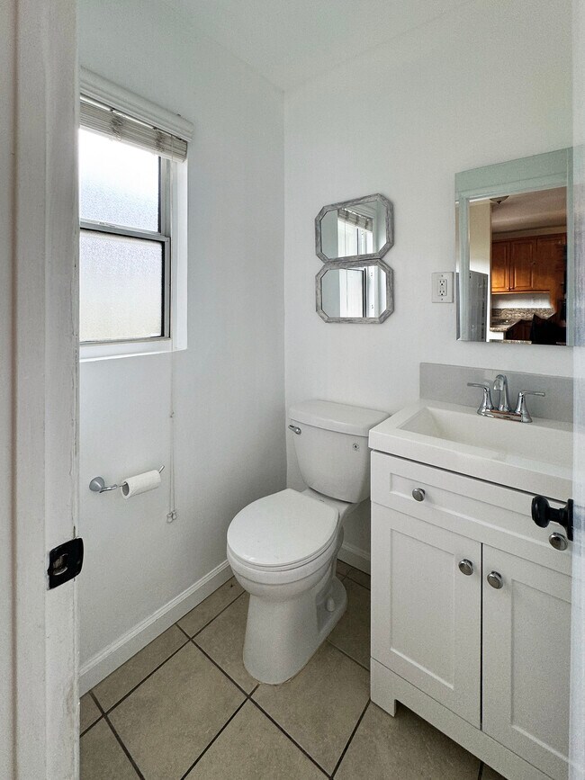 Building Photo - 5646 Aldama St