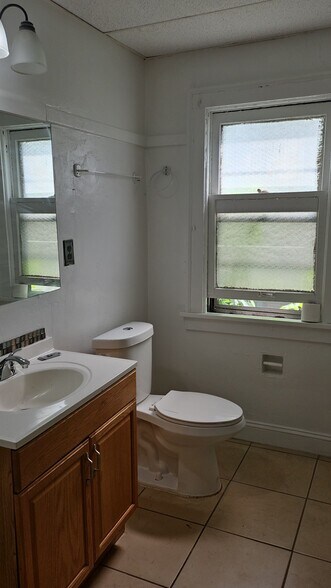 Building Photo - 3685 E 147th St