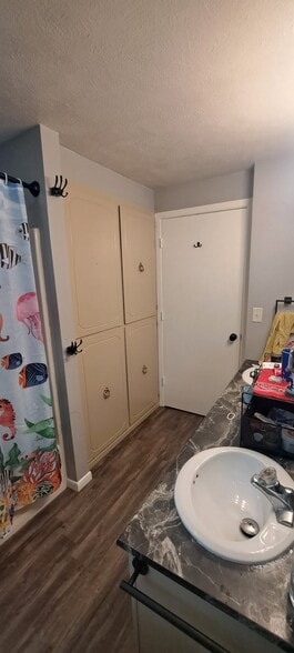 1st floor bath - 2611 Clive St