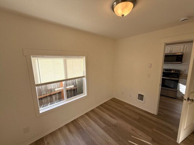 Building Photo - 3357 Portland Rd NE