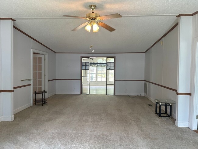 Building Photo - 4 bedroom 2 bathroom spacious home!