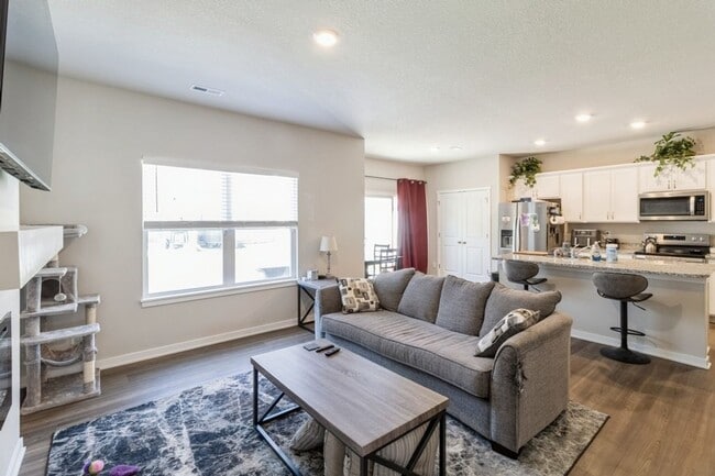 Building Photo - PRIVATE POOL & CLUBHOUSE!! 3 Bedroom, 2.5 Bathroom Townhome in Ankeny!
