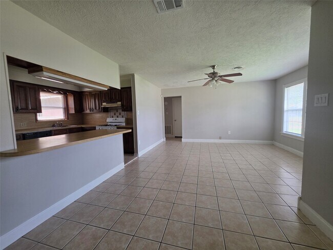 Building Photo - 705 N Circle Dr