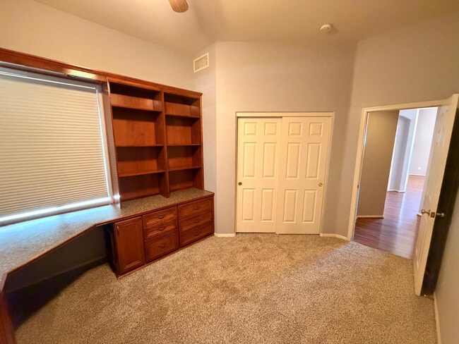 Building Photo - 6348 W Pontiac Dr