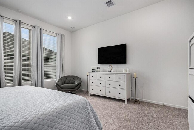 Building Photo - 705 Western Fern