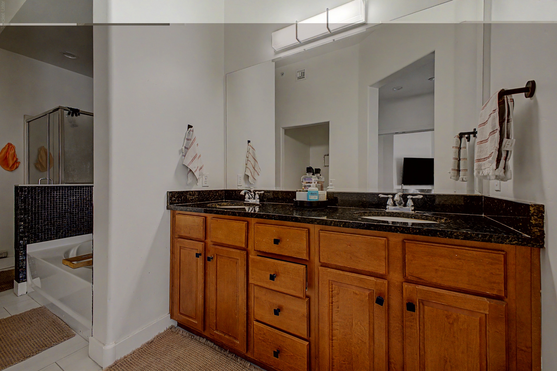 Building Photo - 945 E Playa del Norte Dr
