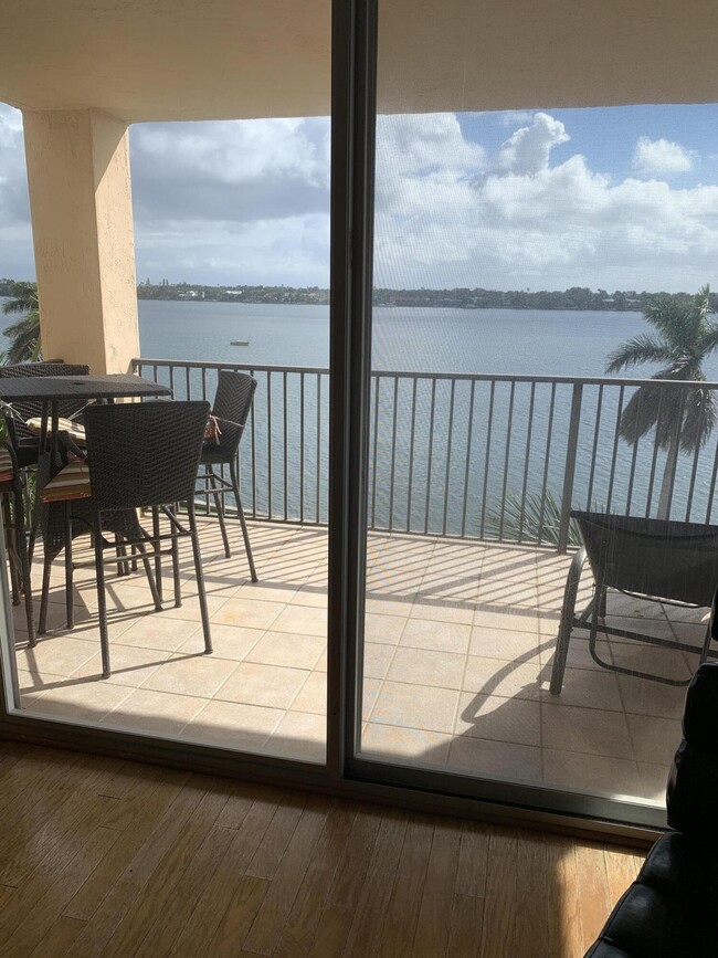Building Photo - 1801 N Flagler Dr