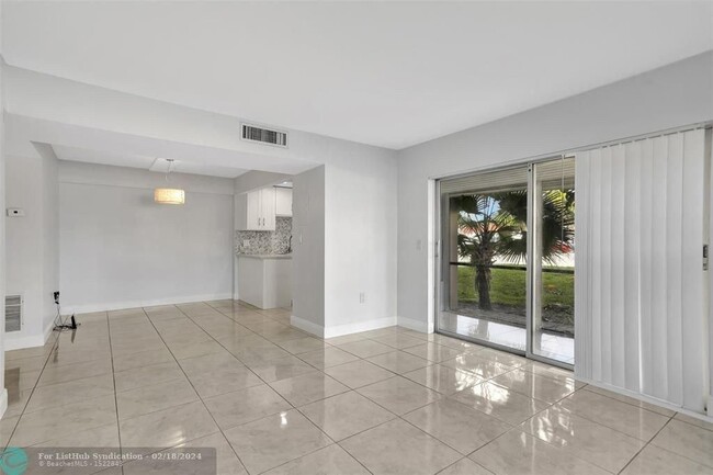 Building Photo - 4156 Inverrary Dr